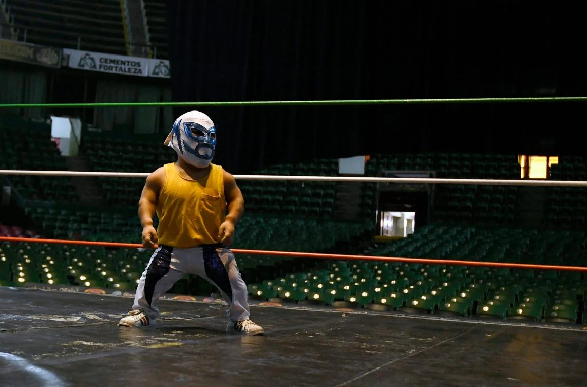 Dwarf fighter Microman takes part in a training session at the Arena Mexico, in Mexico City on July 18, 2018. "Microstars" is a show that mixes sport, circus and collective catharsis in what Mexicans call "fights". / AFP / ALFREDO ESTRELLA