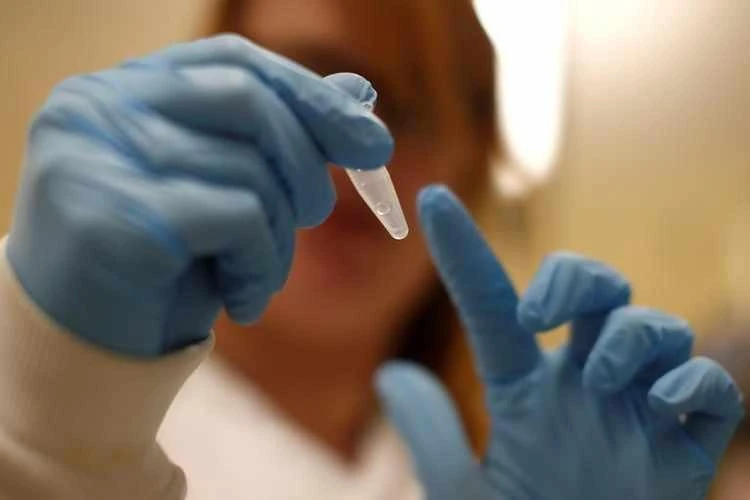 A post-graduate student working in cancer research laboratories at the Old Road Campus research building at Oxford University, in Oxford, Britain May 11, 2016. (Reuters)