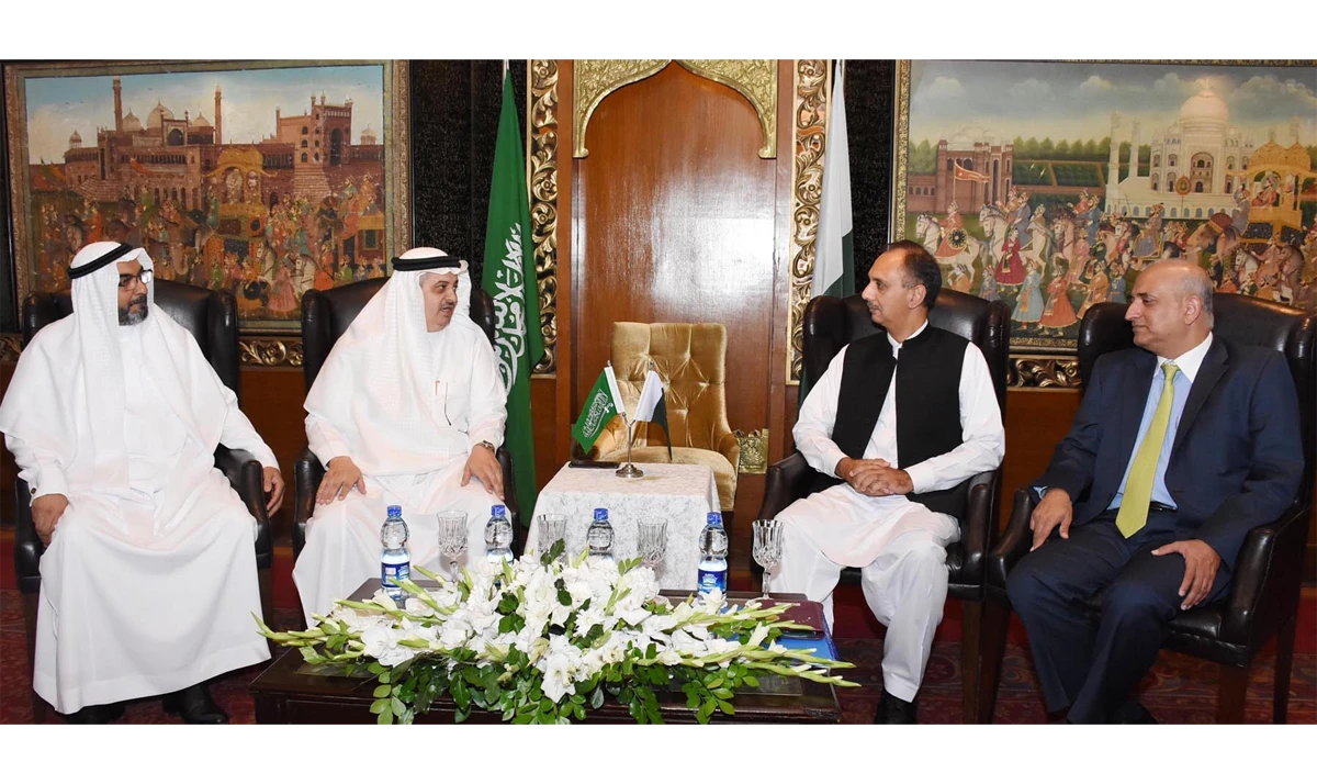 Saudi adviser on energy Ahmad Hamed Al-Ghamdi, center, holds talks with Pakistan’s Minister of Power Omar Ayub Khan, right, in Islamabad. (Photo courtesy: PID)