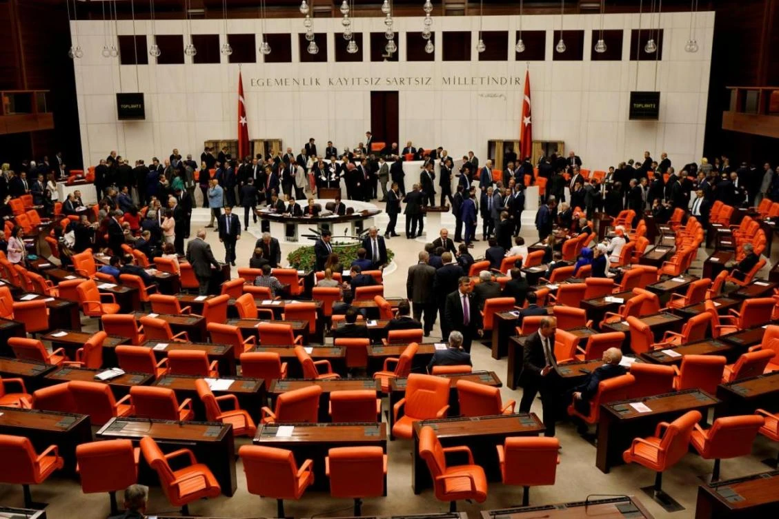 Turkish lawmakers attend a debate at the Turkish parliament in Ankara, Turkey, May 20, 2016. (Reuters)