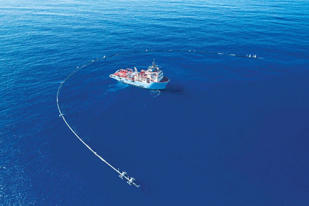 How to trap garbage in the ocean
