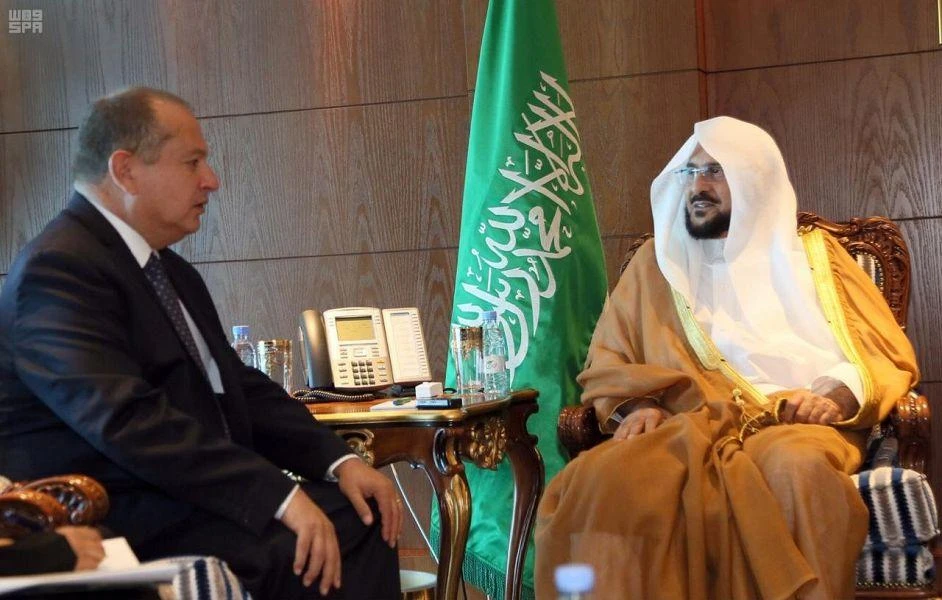 Sheikh Dr. Abdullatif bin Abdulaziz Al Al-Sheikh, Minister of Islamic Affairs, Call and Guidance has received at his offie in Riyadh UK Ambassador Simon Collis. (SPA)