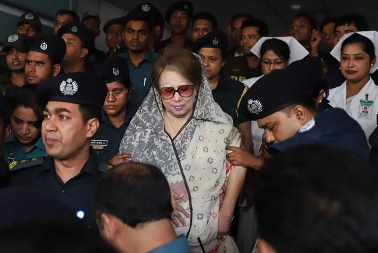 Bangladesh’s main opposition leader and Bangladesh Nationalist Party chairperson Khaleda Zia is escorted to Bangabandhu Sheikh Mujib Medical University for a medical check-up on April 7. (AFP)