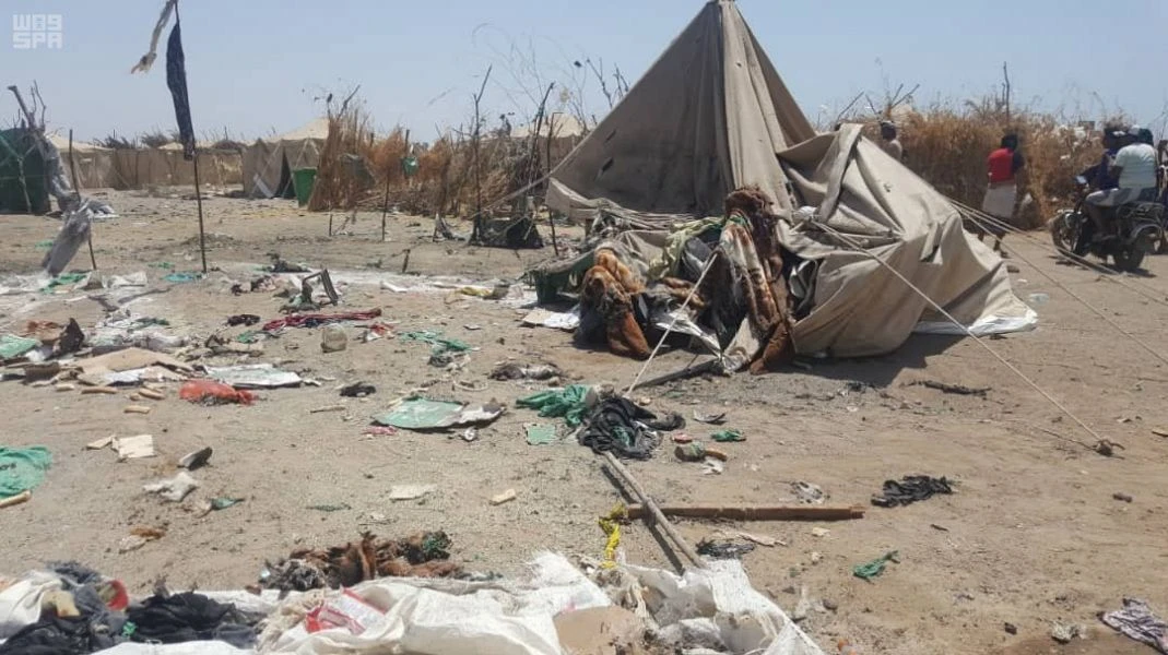 A woman was killed and many people injured on Friday after the Houthi militia attacked the Bani Jaber camp for the displaced in Al-Khokha. (SPA)