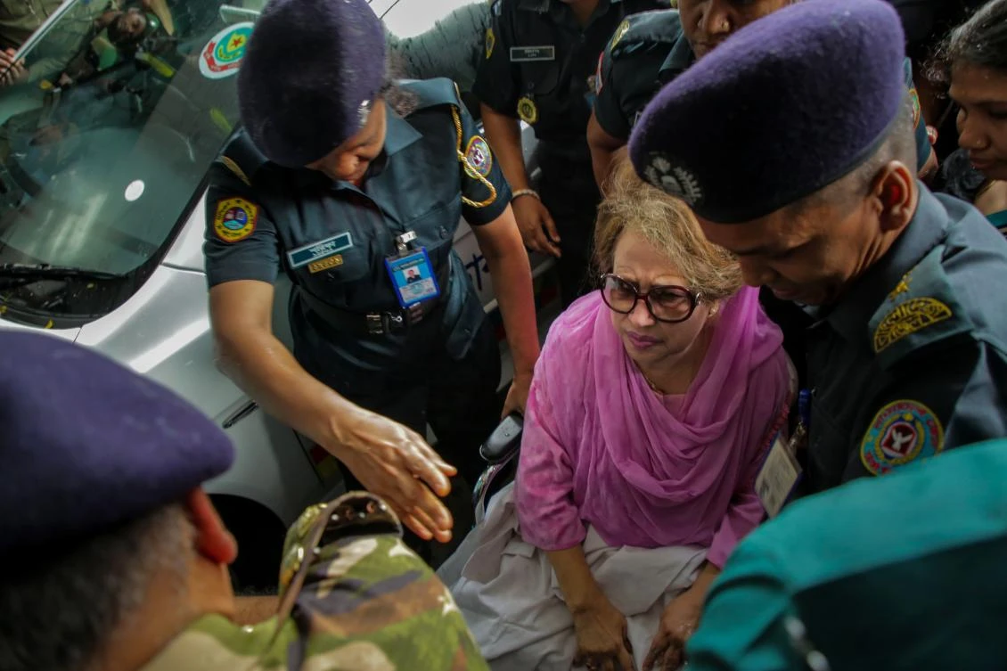 Bangladesh main opposition leader and Bangladesh Nationalist Party chairperson Khaleda Zia (C) looks on as she is escorted to Bangabandhu Sheikh Mujib Medical University (BSMMU) in Dhaka on October 6, 2018. (AFP)