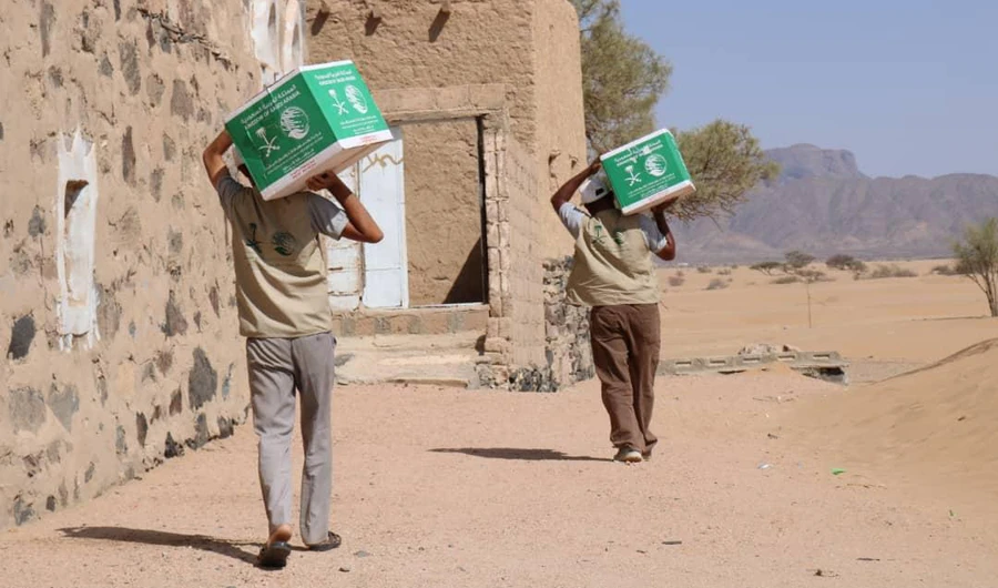 The distribution comes as part of a project aimed at distributing 102,170 food baskets in several Yemeni governorates. (SPA)