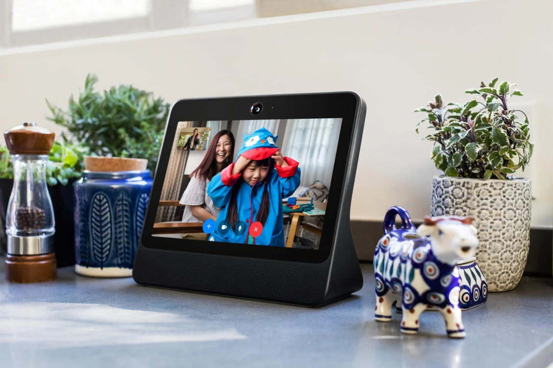 Facebook debuts smart speaker for Messenger video calls