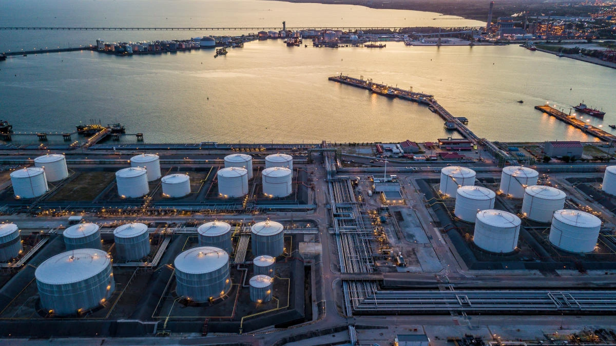 Traders expect oil storage tanks worldwide to start emptying amid reduced global supplies caused by sanctions against Iran as well as other factors. (Shutterstock)