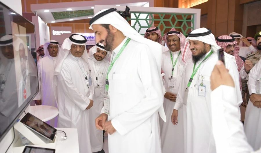 Al-Rabiah reviewed an app that remotely and promptly interprets X-ray images, which is already being used in four hospitals. (SPA)