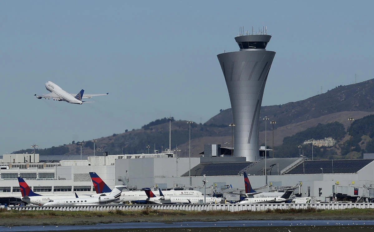 Aviation-safety officials say a close call last year highlights the need for faster reporting of dangerous incidents before evidence is lost. (AP/Jeff Chiu, File)