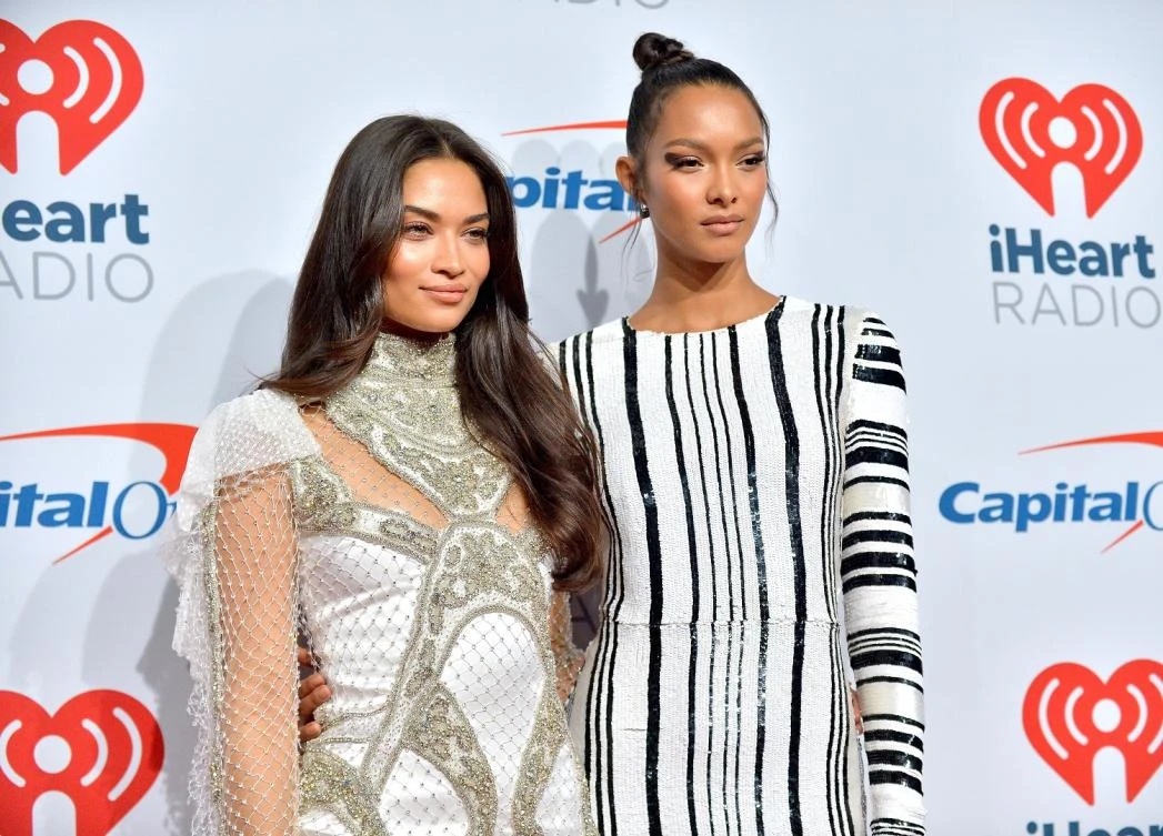 Shanina Shaik (L) and Lais Ribeiro attend the iHeartRadio Music Festival at T-Mobile Arena on September 22, 2018 in Las Vegas. (AFP)