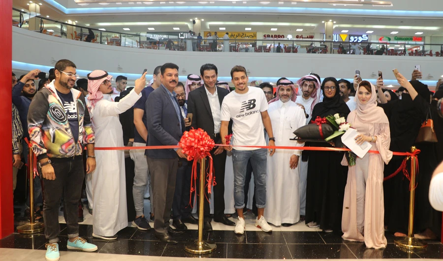 Top Brazilian footballer Carlos Eduardo de Oliveira Alves cuts the ribbon to inaugurate the New Balance store in Riyadh on Thursday (AN photo by Zakariya Khan)