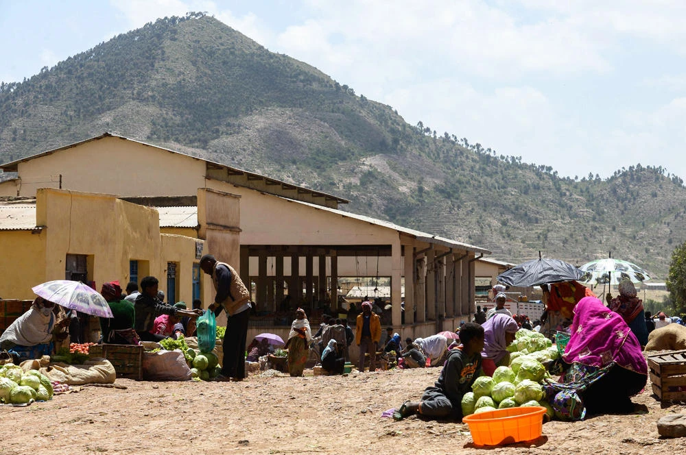 People shop at a market in the southern Eritrean town of Senafe, some 30km north of the border with Ethiopia, on October 3, 2018. The whirlwind peace process between Ethiopia and Eritrea that began earlier this year has seen flights restarted and embassies re-established. (AFP / MICHAEL TEWELDE)