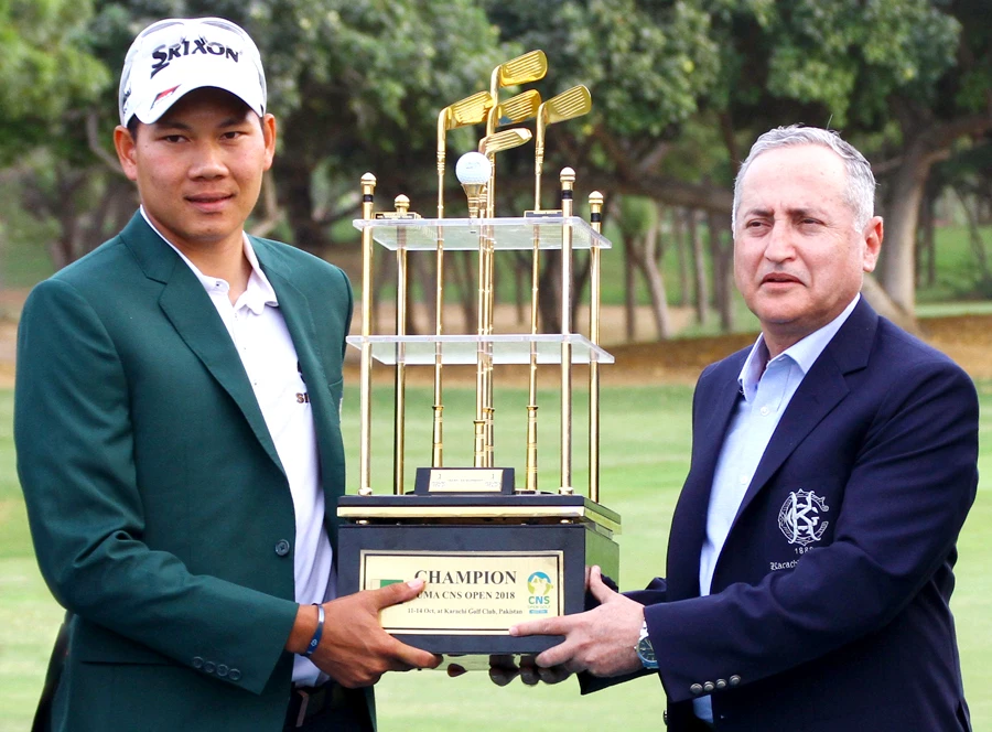 Chief of the Naval Staff Admiral Zafar Mahmood Abbasi giving away Winner's trophy to Tirawat Kaewsiribandit, Winner of CNS Open Asian Tour Golf Championship 2018. (Directorate of Public Relations (DPR), Pakistan Navy)