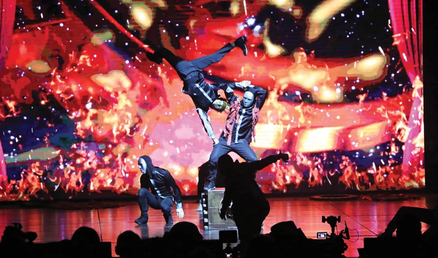 South Korean breakdancers perform in front of a packed audience in Riyadh on Sunday. (AN photo)