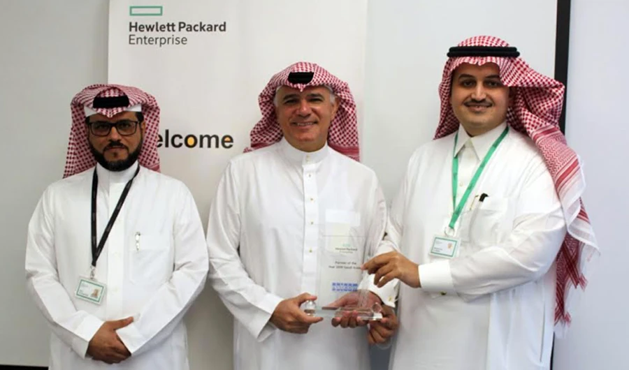 Ali Alireza, NATCOM chairman, receives the awards from Mohammed Al-Jasser, managing director of HPE Saudi Arabia, and Issa Al-Khamees, HPE sales manager.