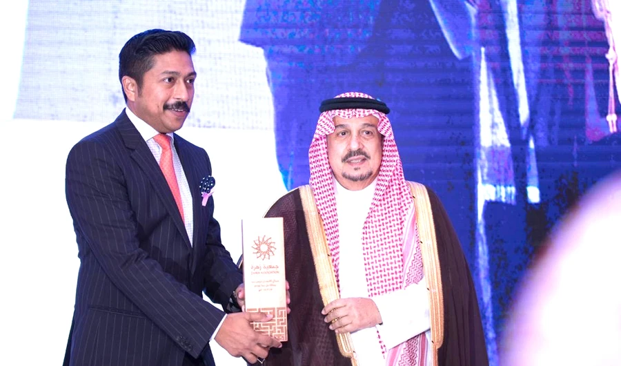 LuLu Regional Director for Saudi Arabia Shehim Mohammed receives the award from Riyadh Governor Prince Faisal bin Bandar. (Photo/Supplied)
