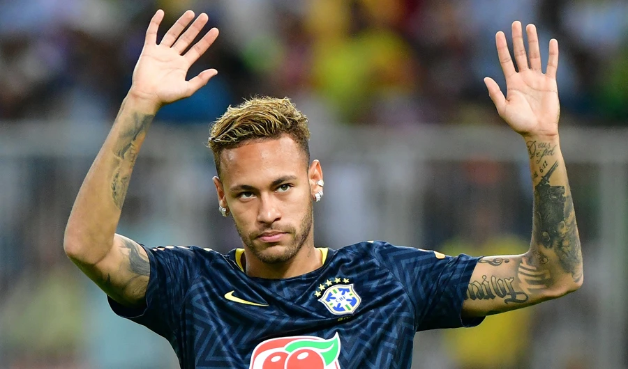 Good evening, Jeddah! A wave from Neymar for 60,000 Saudi fans