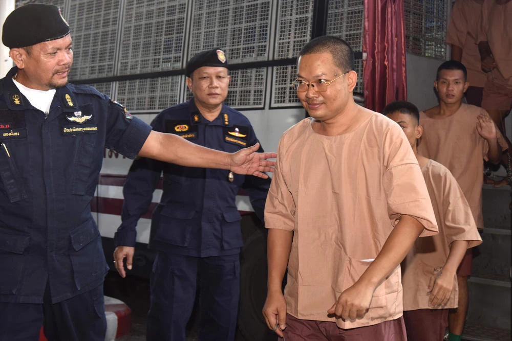 Disgraced Thai monk Wiraphon Sukphon (3rd-L) arrives with other prisoners at a criminal court in Bangkok to face another sentence on October 17, 2018. (AFP / THAI NEWS PIX / Panumas Sanguanwong)