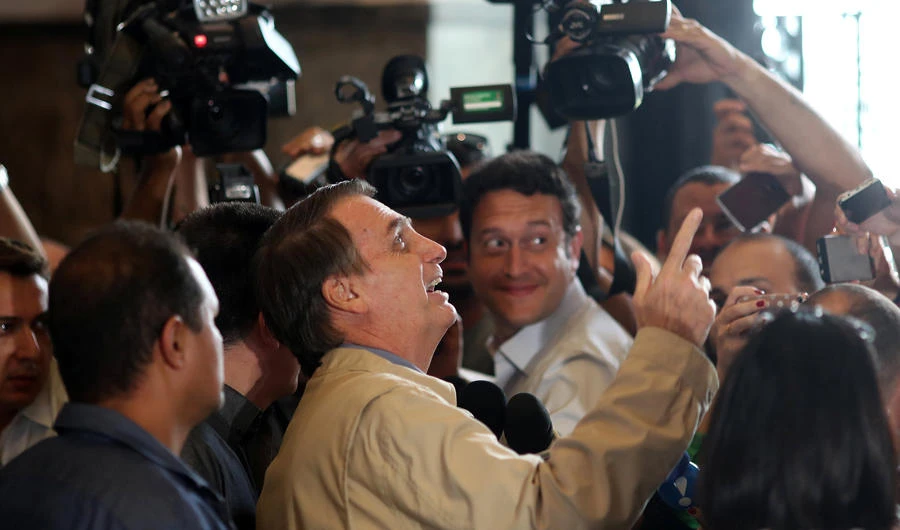 Presidential candidate Jair Bolsonaro greets supporters as he talks to media after a visit to Federal Police headquarters in Rio de Janeiro, Brazil, on October 17, 2018. (REUTERS/Ricardo Moraes)