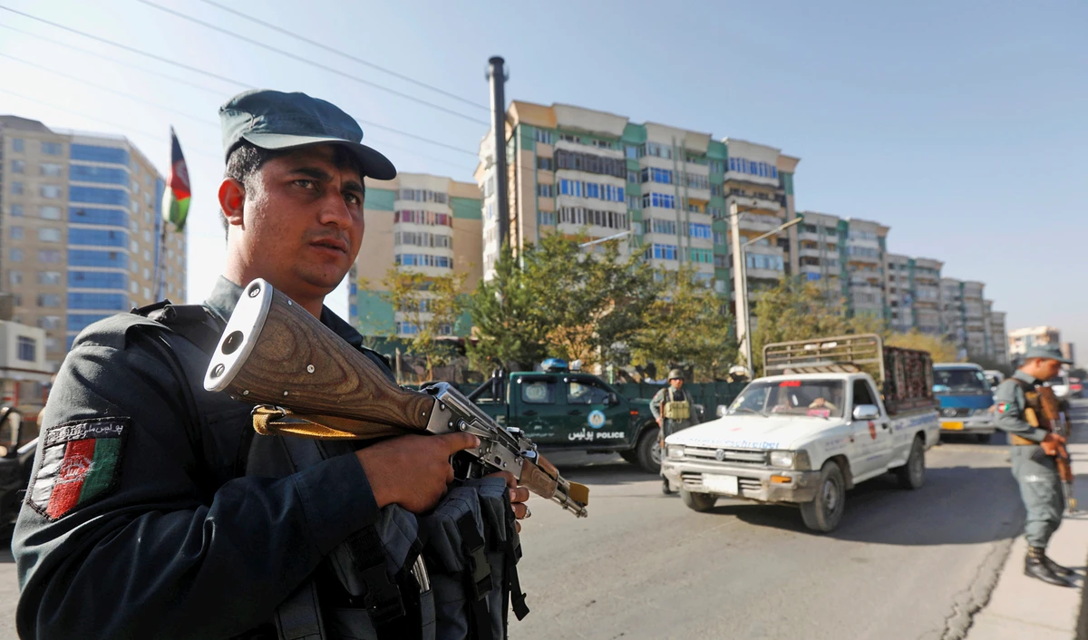 Afghan policemen stand guard at a checkpoint a day before parliamentary elections in Kabul, Afghanistan October 19, 2018. (REUTERS)