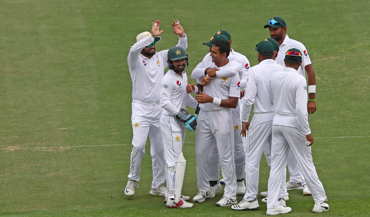 Pakistan cricketers celebrate after dismissing Australian cricketer Aaron Finch during day four of the second Test match between Australia and Pakistan at Sheikh Zayed stadium in Abu Dhabi on Oct. 19, 2018. (AFP)