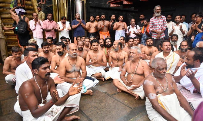 Indian temple priests turn back women, defying court ruling