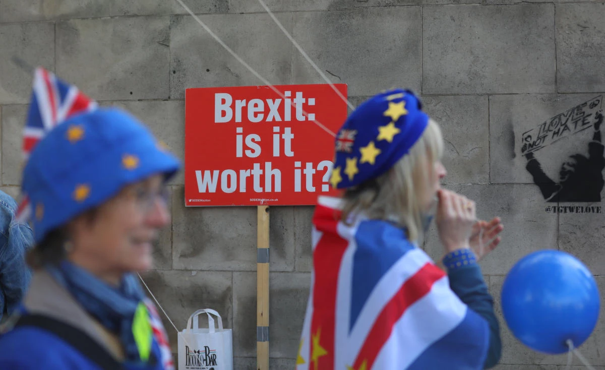 Hundreds of thousands take to streets in London demanding second Brexit vote