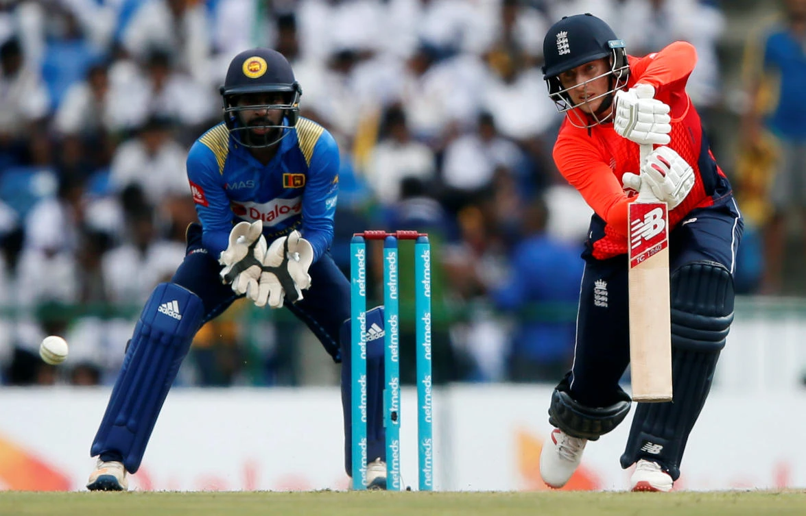 England's Joe Root (R) plays a shot next to Sri Lanka's wicketkeeper Niroshan Dickwella. (Reuters)