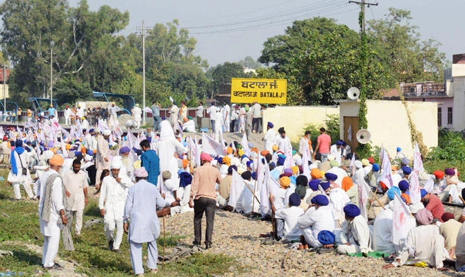 Indian farmers block the train tracks and a station during a protest against the central and state governments' push to clamp down on stubble crop burning in Batala, some 45km from Amritsar, on October 18, 2018. (AFP)
