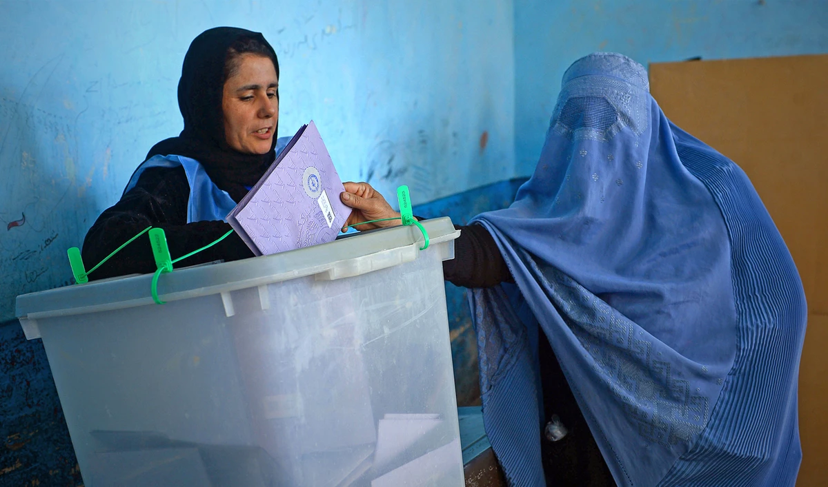 Afghan vote enters second day after series of bloody attacks, claims of mismanagement