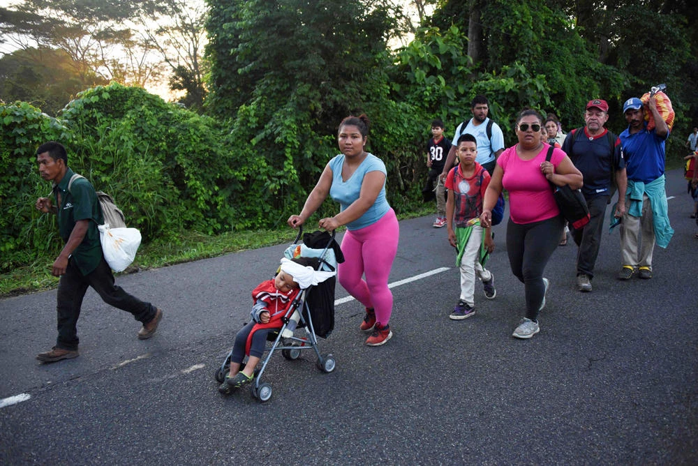 Honduran migrants take part in a caravan heading to the US, on the road linking Ciudad Hidalgo and Tapachula, Chiapas state, Mexico, on October 21, 2018. (AFP / Johan Ordoñez)