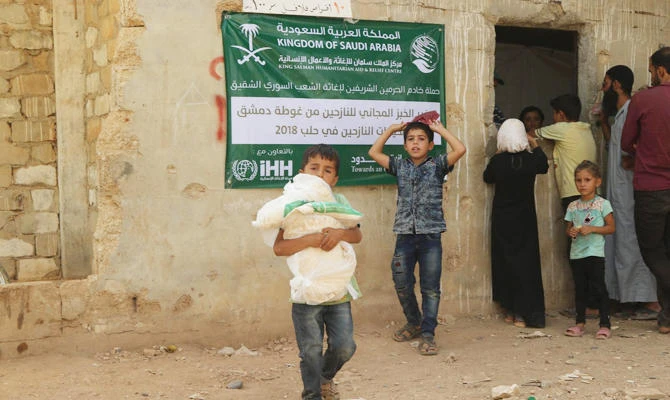 KSRelief distributes more than 87,000 bread loaves daily among Syrians. (SPA)