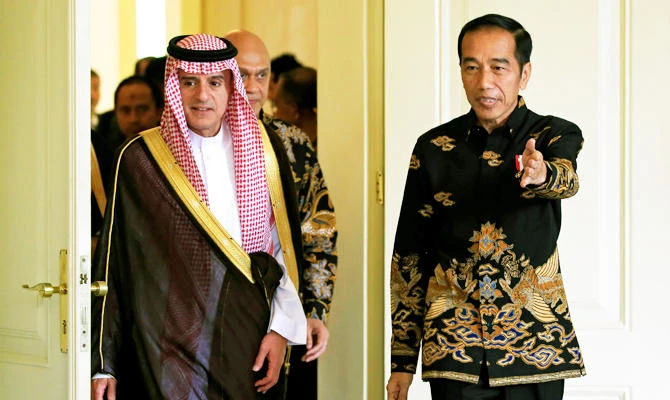 Indonesia President Joko Widodo welcomes Saudi Arabia Foreign Minister Adel bin Ahmed Al-Jubeir at presidential palace in Bogor, Indonesia, on Monday, October 22, 2018. (REUTERS)
