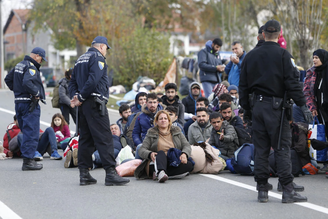 Bosnian police officers prevent migrants to cross the border in Izacici near Bihac, on Bosnia's border with Croatia, Tuesday, Oct. 23, 2018. (AP)