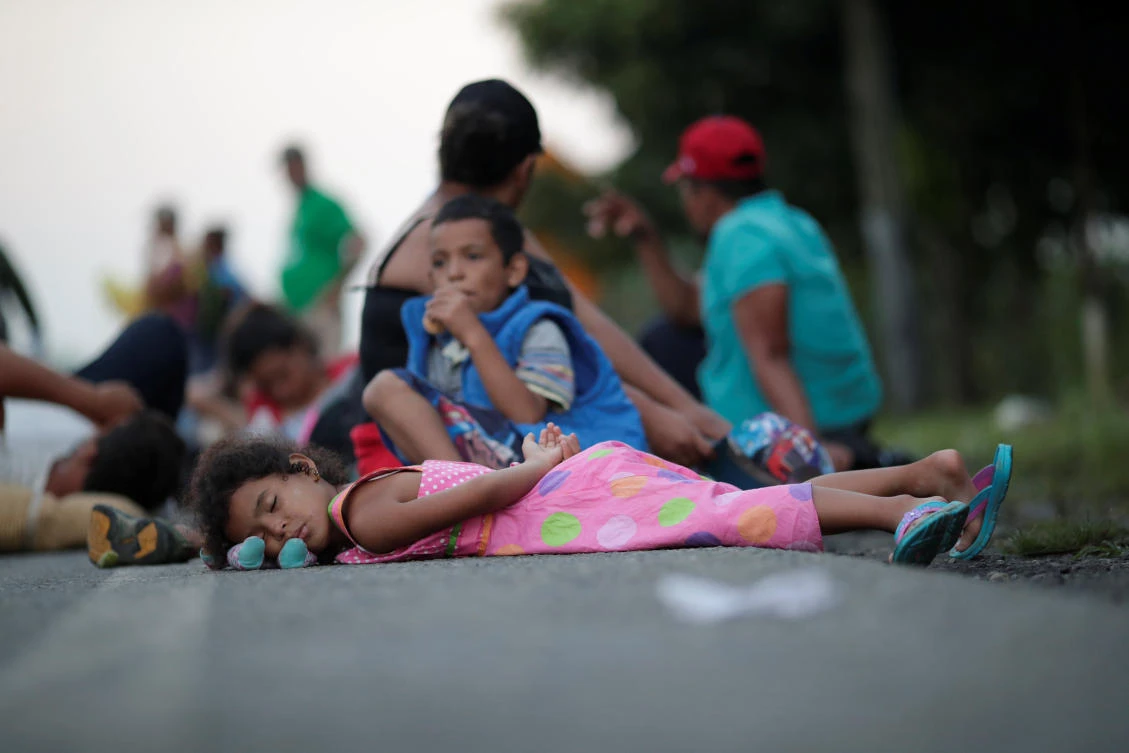 Families rest roadside while traveling with a caravan of thousands of migrants from Central America en route to the United States, on their way to Mapastepec from Huixtla, Mexico, October 24, 2018. (Reuters)