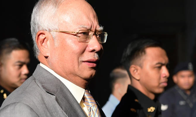 Former Malaysia's prime minister Najib Razak is escorted by police to the courthouse in Kuala Lumpur on October 25, 2018. (AFP / MOHD RASFAN)
