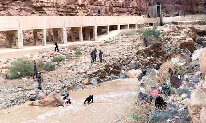 Jordanian rescuers search for survivors of flash floods at the Dead Sea area, Jordan, Friday, Oct. 26, 2018. (AP)
