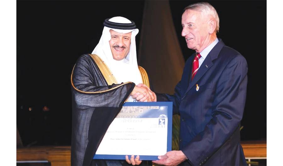 World Air Sports Federation President Frits Brink honors SCTH President Prince Sultan bin Salman in Luxor, Egypt on Friday. (SPA)