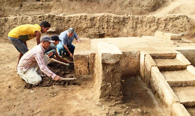 This Oct. 2018 photo, released by the Egyptian Ministry of Antiquities, shows archaeologists uncovering parts of a booth with a seat that belonged to Ramses II, one of the longest ruling pharaohs in antiquity, in eastern Cairo's Matariya neighborhood, Egypt. (AP)