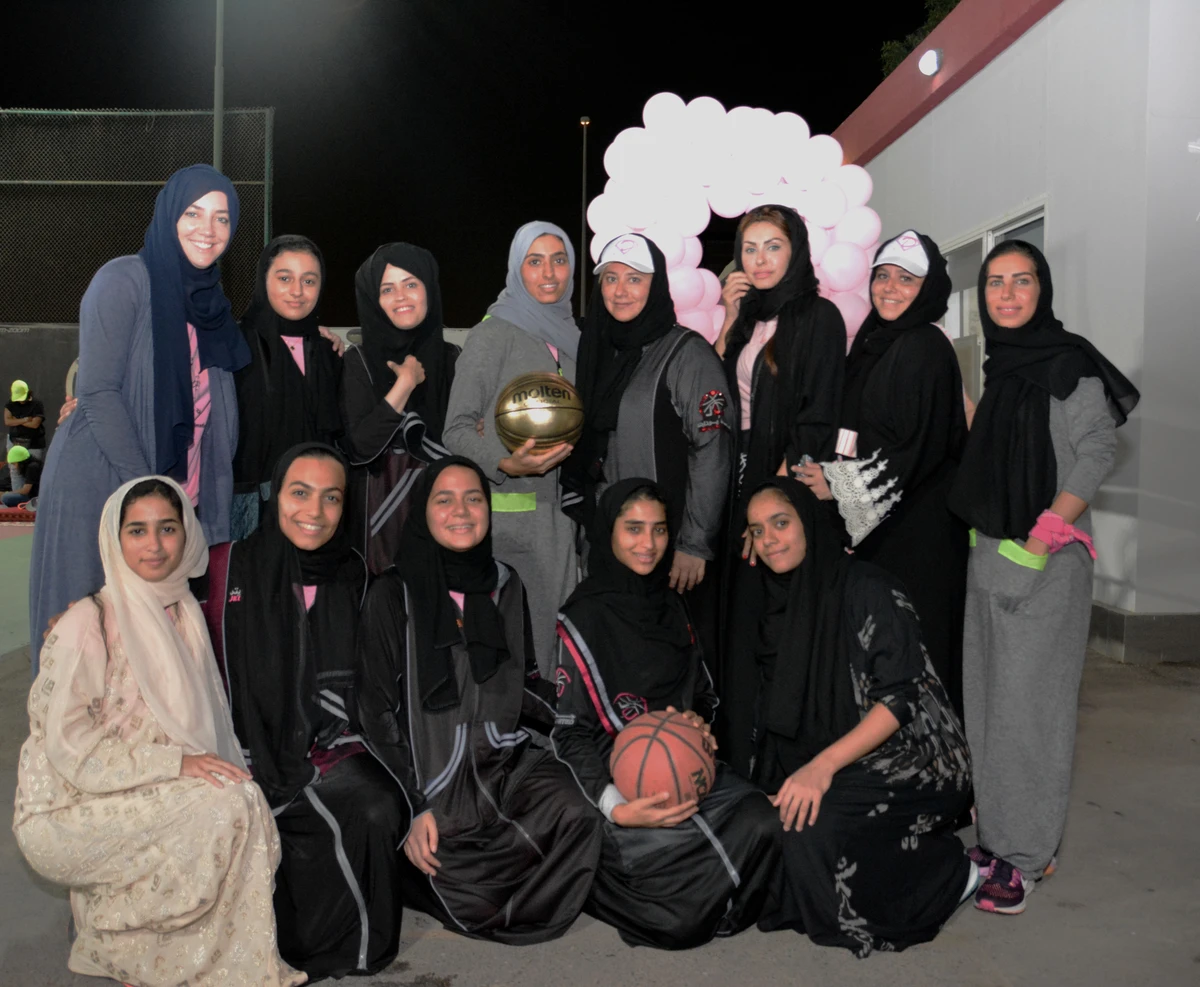 From left: Saudi breast cancer fighter and survivor Reham Afandi, Dania Almaeena, Lina Almaeena, Indira Kaljo, and team members from Jeddah United. (AN photos by Huda Bashatah)