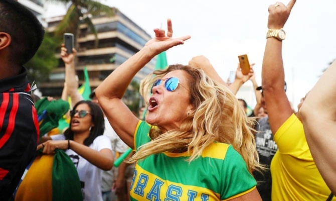 Supporters of Jair Bolsonaro, far-right lawmaker and presidential candidate of the Social Liberal Party (PSL), react during a runoff election, in Rio de Janeiro, Brazil October 28, 2018. (REUTERS)