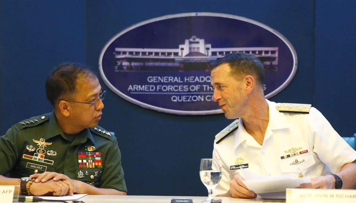Philippine Armed Forces Chief Gen. Carlito Galvez Jr., left, and Adm. John Richardson, chief of Naval Operations of the U.S. Navy, chat prior to a news conference following their meeting Monday, Oct. 29, 2018 at Camp Aguinaldo in suburban Quezon city, northeast of Manila, Philippines. (AP)
