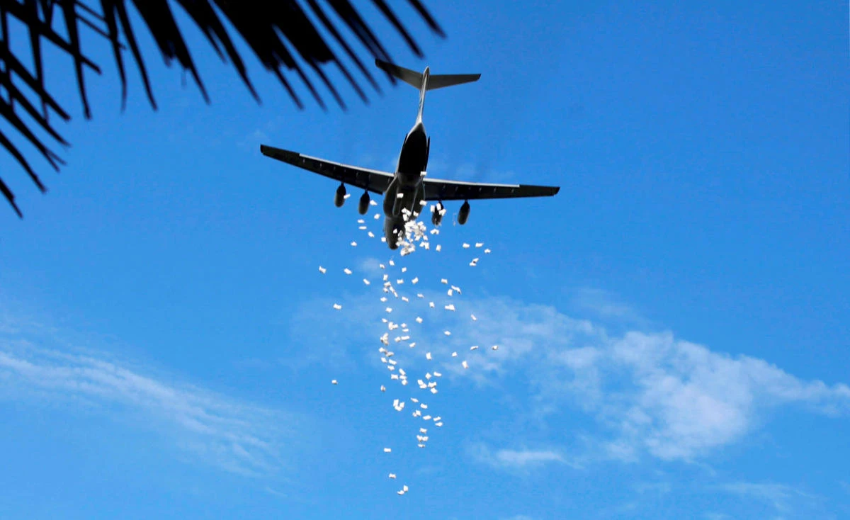 A United Nations World Food Programme (WFP) plane releases sacks of food during an airdrop near the town of Nyal, in South Sudan August 20, 2018. (Reuters)