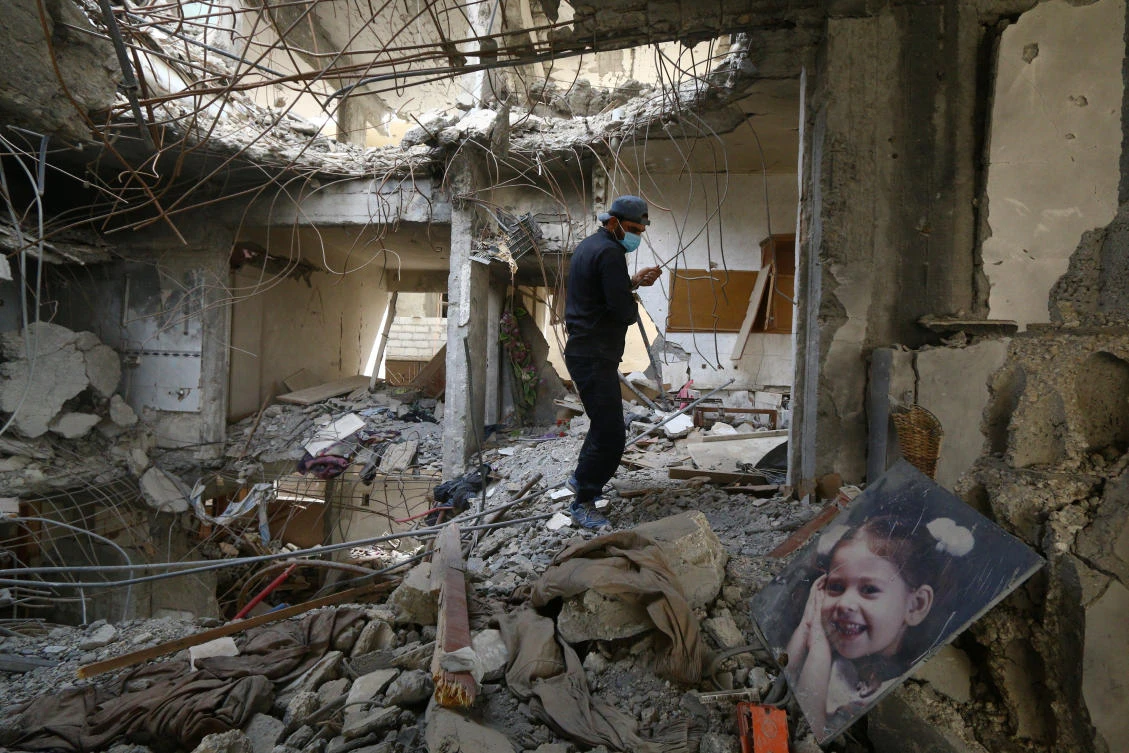 A worker searches for bodies still trapped under mounds of debris in Raqqa, Syria October 17, 2018. Picture taken October 17, 2018. (Reuters)