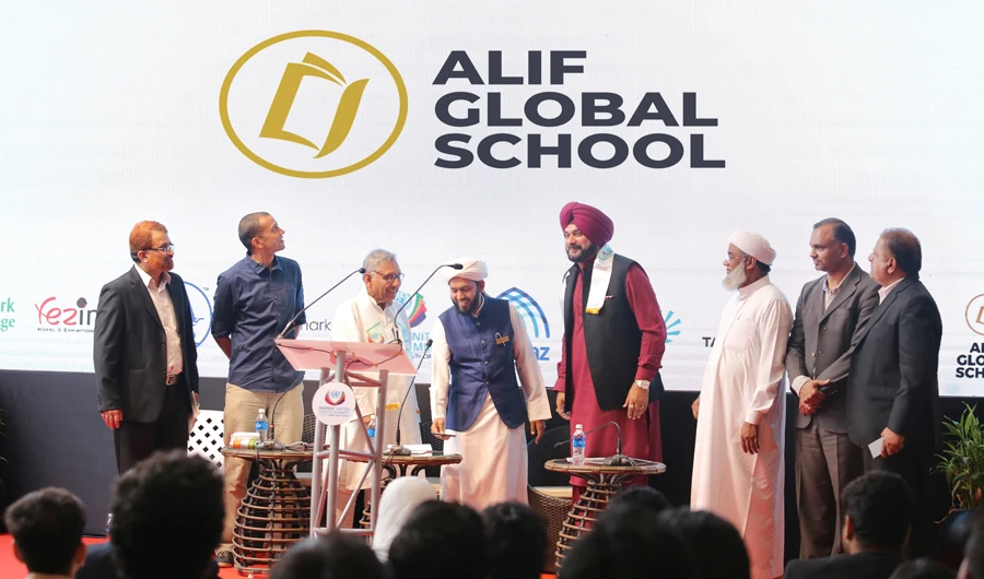 Mani Shankar Aiyar, former union minister, and Navjot Singh Sidhu, Punjab cabinet minister, at a special session of Markaz Youth Summit held in Kozhikode.