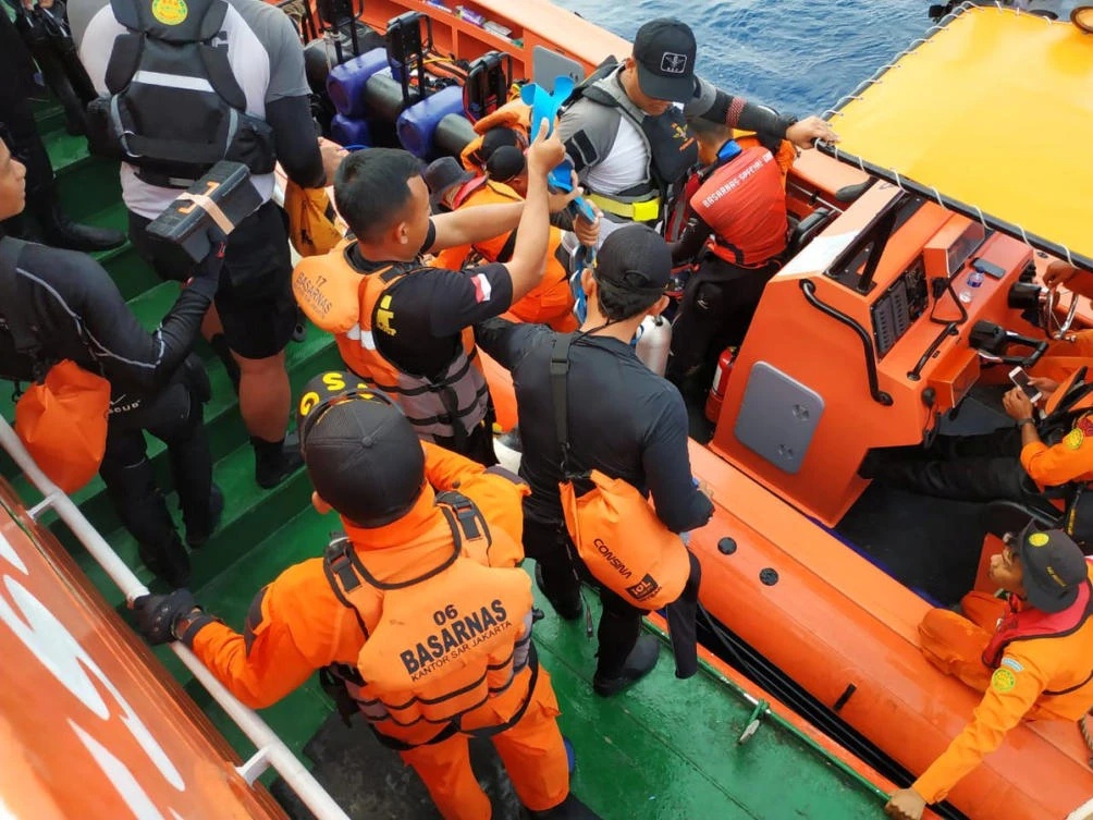 Divers prepare to set out for a search of Lion Air flight JT610 which crashed into the Java Sea. (BASARNAS/social media via Reuters)