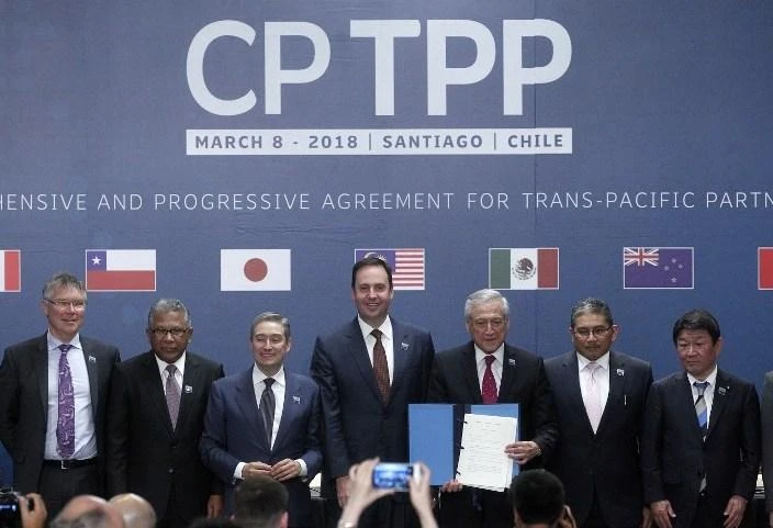 From left: New Zealand’s trade minister David Parker, Malaysian trade minister Datuk J. Jayasiri, Canadian trade minister Francois-Phillippe Champagne, Australian trade minister Steven Ciobo, Chilean foreign minister Heraldo Munoz, acting Brunei foreign affairs minister Erywan Dato Pehin and Japanese minister of economic revitalization Toshimitsu Motegi after signing the 11-nation Comprehensive and Progressive Agreement for Trans-Pacific Partnership in Santiago, on March 8. (AFP)