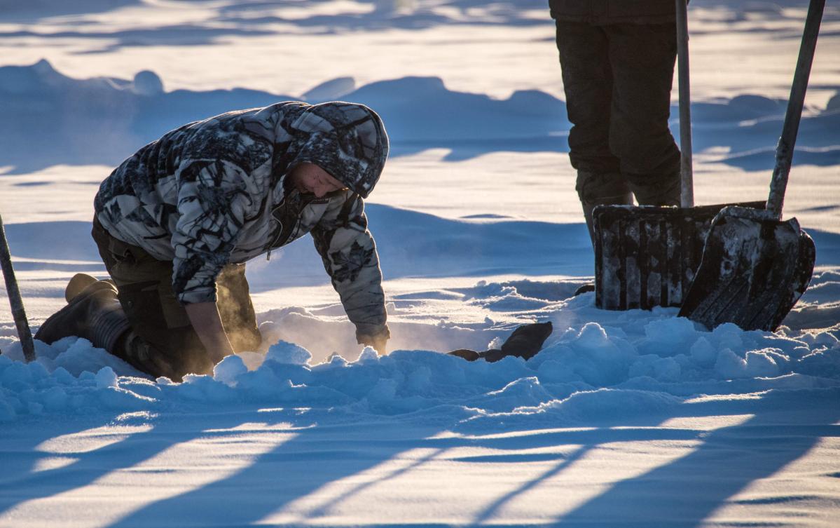 Villagers harvest ice from a local lake near the settlement of Oy, some 70 km south of Yakutsk, with the air temperature at about minus 41 degrees Celsius, on November 27, 2018. Many people in the Sakha (Yakutia) Republic depend on melted water as there is no other way to supply water due to extremely cold winter temperatures in the permafrost-covered region. / AFP / Mladen ANTONOV