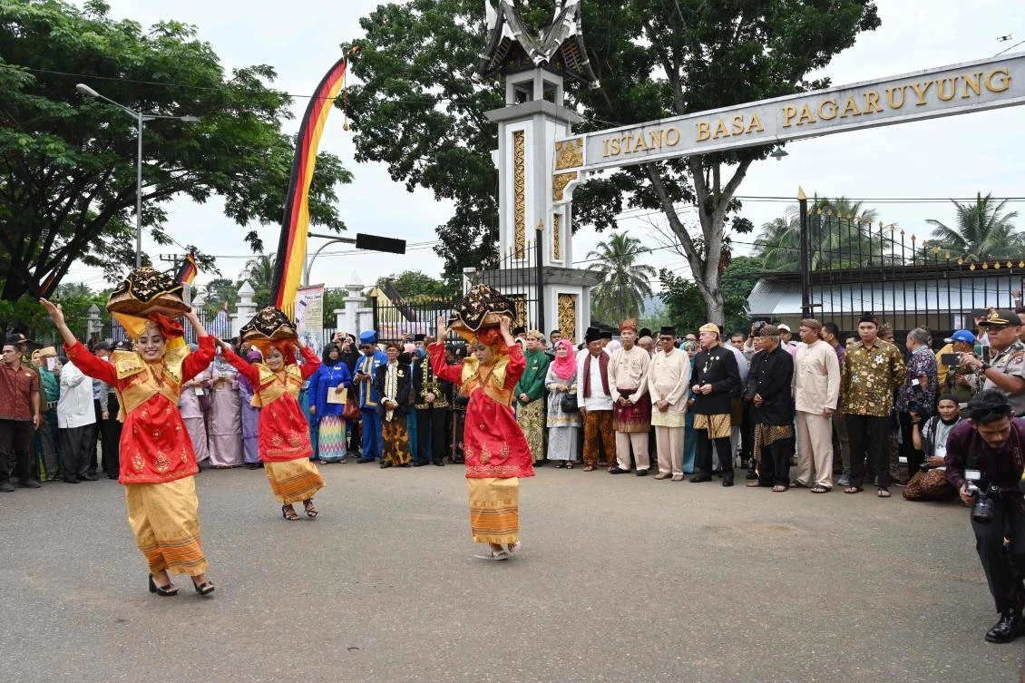 Indonesian dancers in Minangkabau traditional outfits participate at the 2018 Minangkabau art and culture festival in Batusangkar, West Sumatra with the Istano Basa Pagaruyuang at the background on November 28, 2018. The 2018 Minangkabau art and culture festival featuring variety of Minangkabau - one of Indonesia's ethnics - arts and culture that is held in Tanah Datar regency from November 28 - December 2 to boost both economy and tourism. / AFP / ADEK BERRY